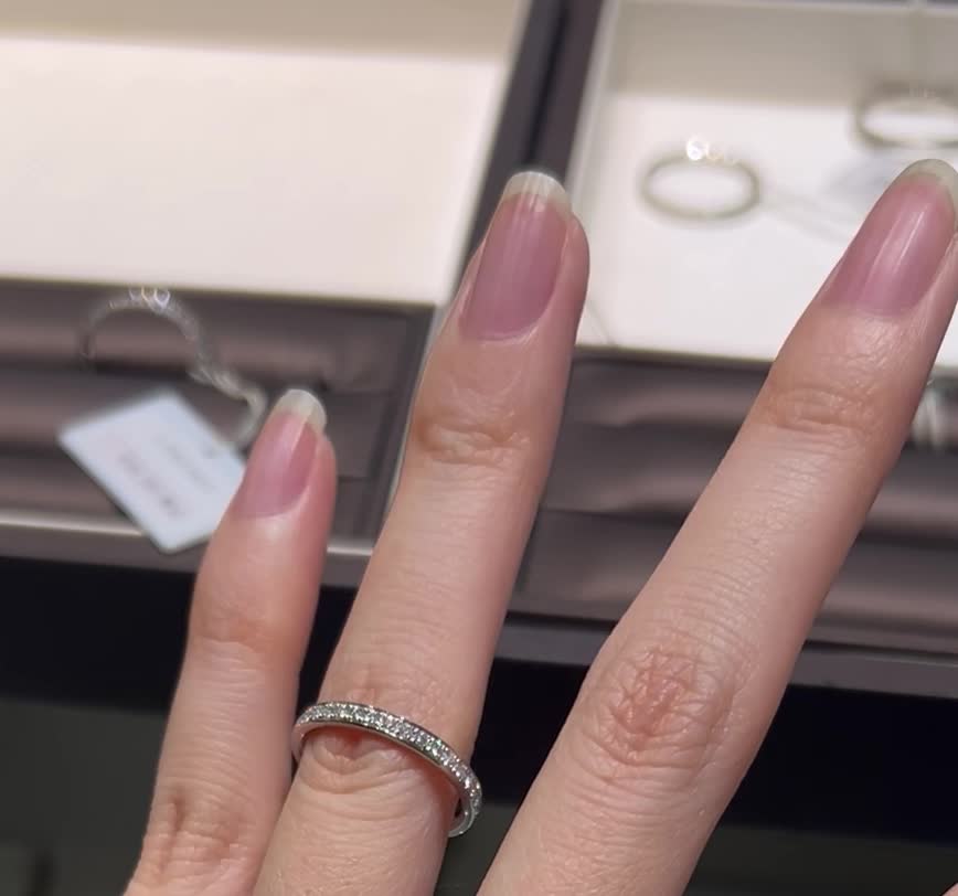 ストレートのシンプルなハーフエタニティです。