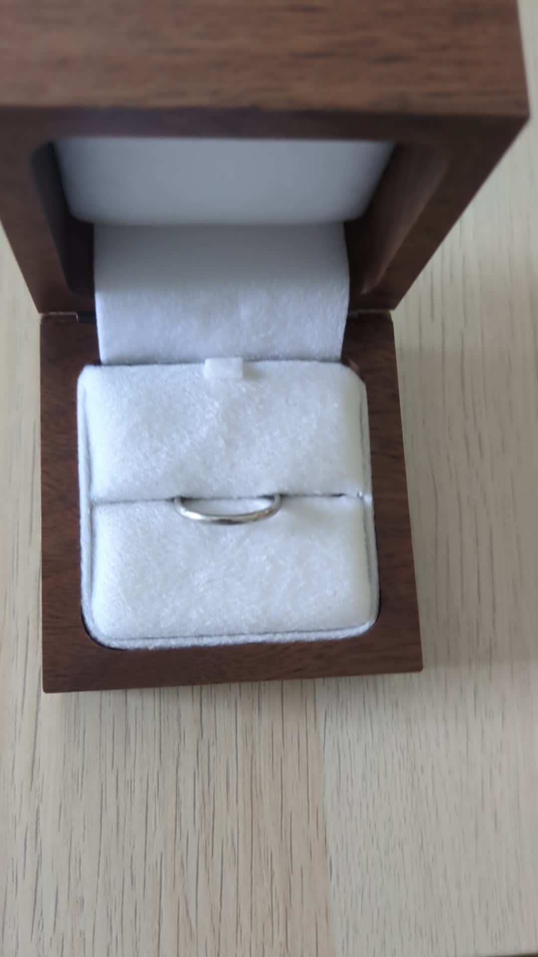 普段使いしていても光沢が衰えることなく気に入っています。