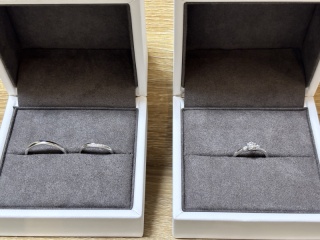 【Flowaves(フロウェーブス)の口コミ】 シンプルなデザインのセットリングです。婚約指輪はウェーブ、結婚指輪はV…