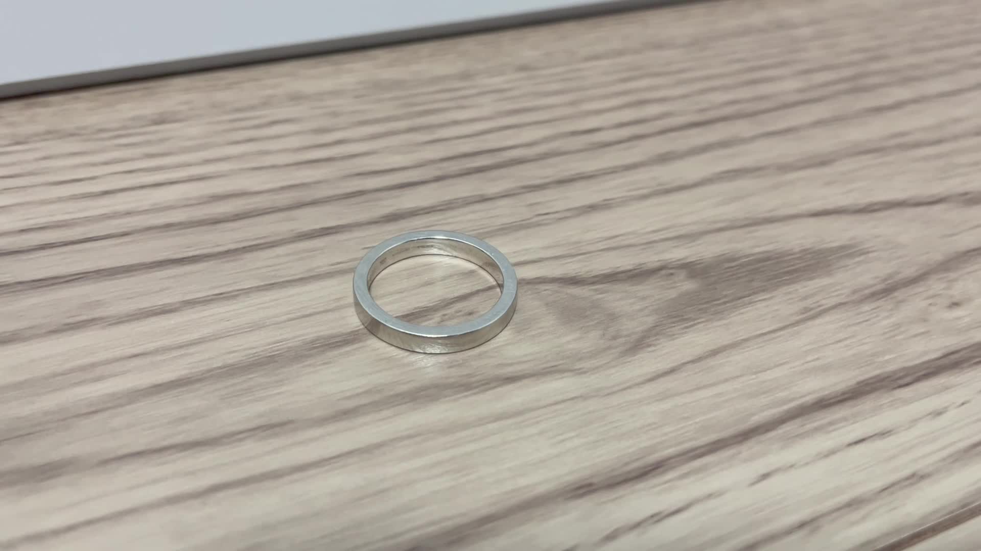 結婚指輪の全体です。