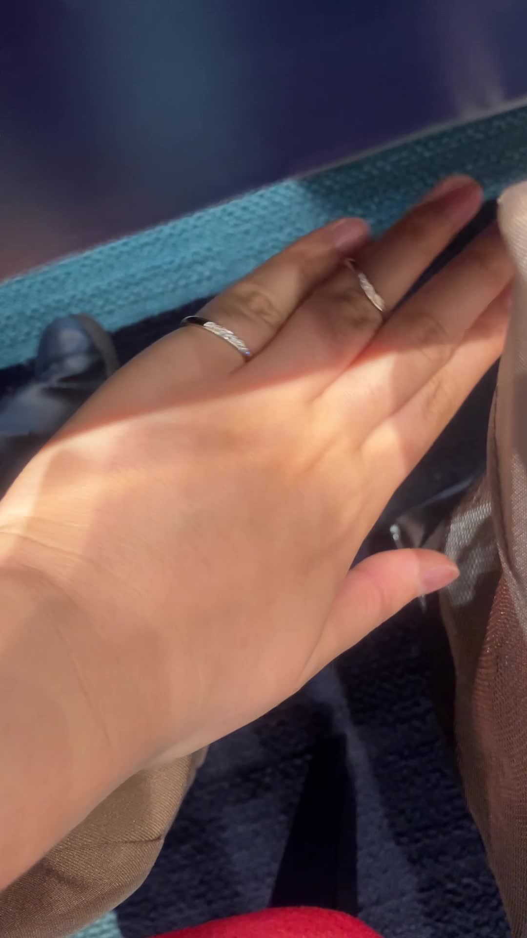 小指のものは実際に入るダイヤ
夜と昼での見え方の違いを確認