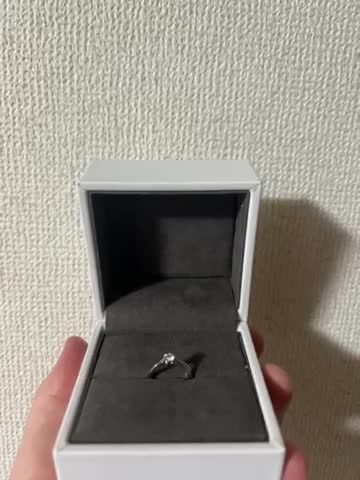 箱の大きさとダイヤの輝きが伝わるように撮りました！