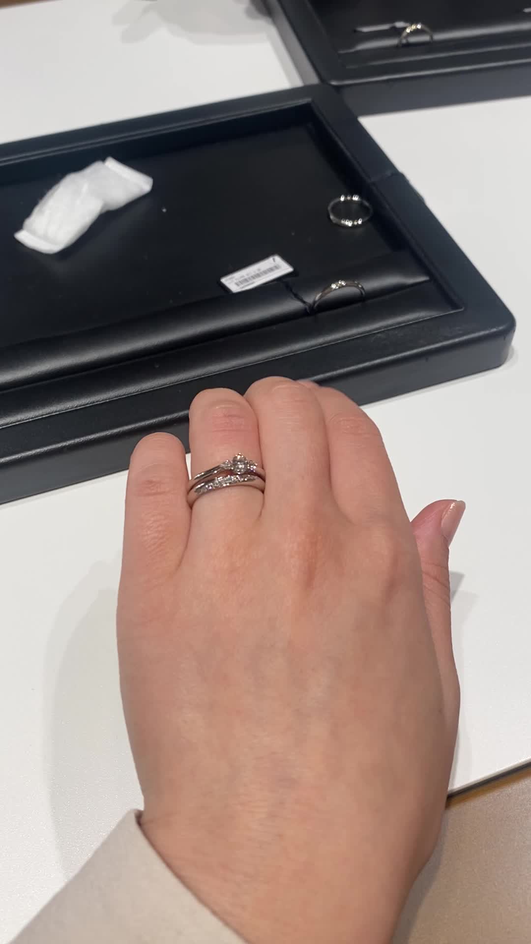 ダイヤモンドが角度を変えるたびにきらめいてとても綺麗です。