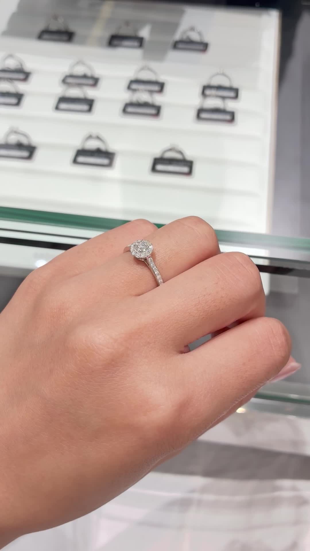 手を動かすとキラキラ輝いて綺麗です。