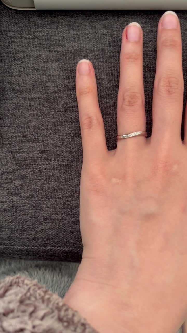 左手薬指に着用、室内自然光