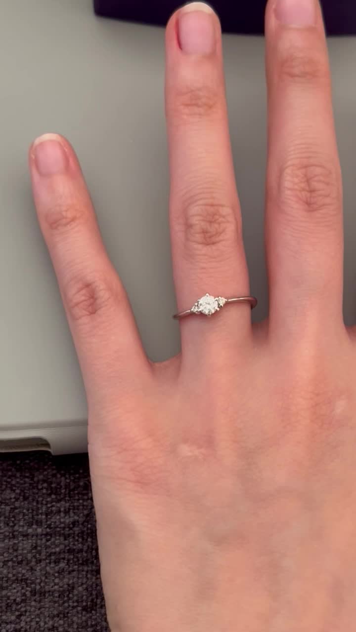 左手薬指に着用