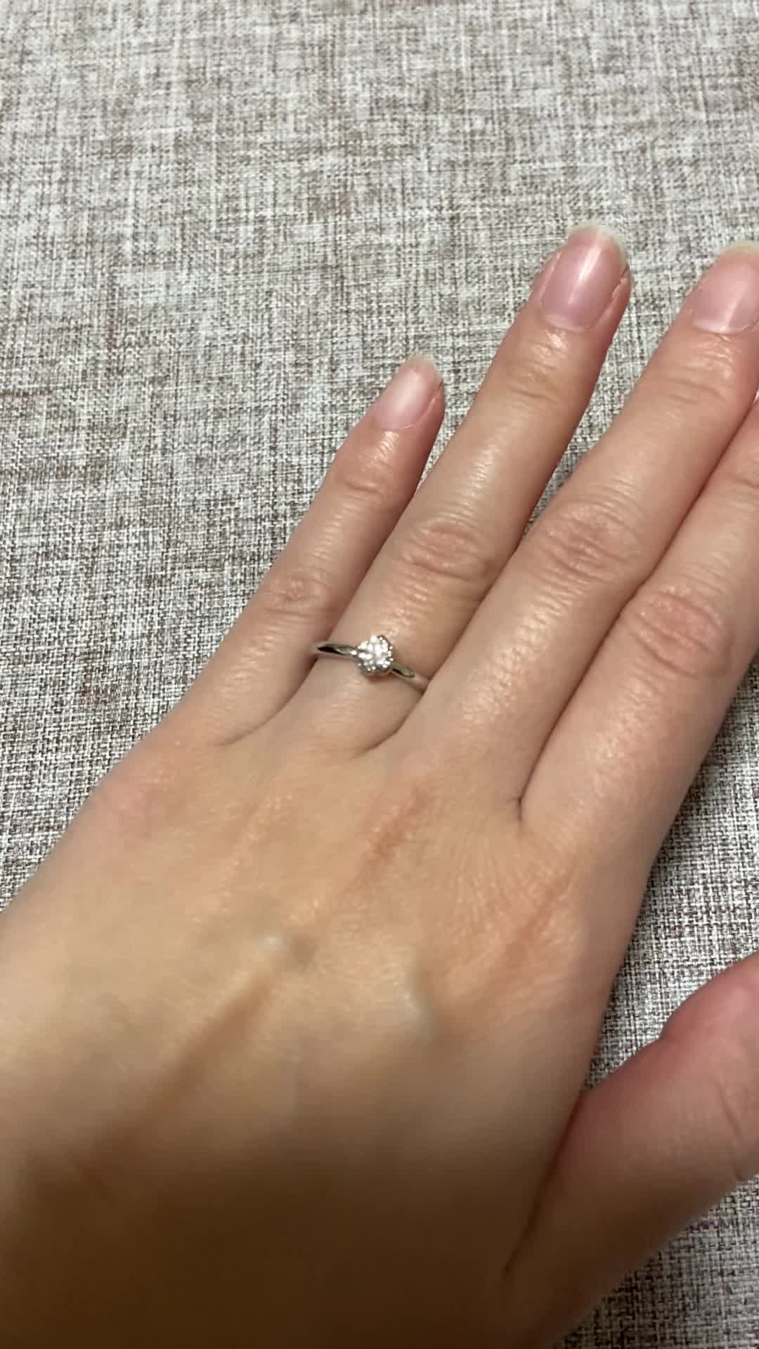 ダイアモンドの輝きが美しい。重ね付けで日常使いもしてます。