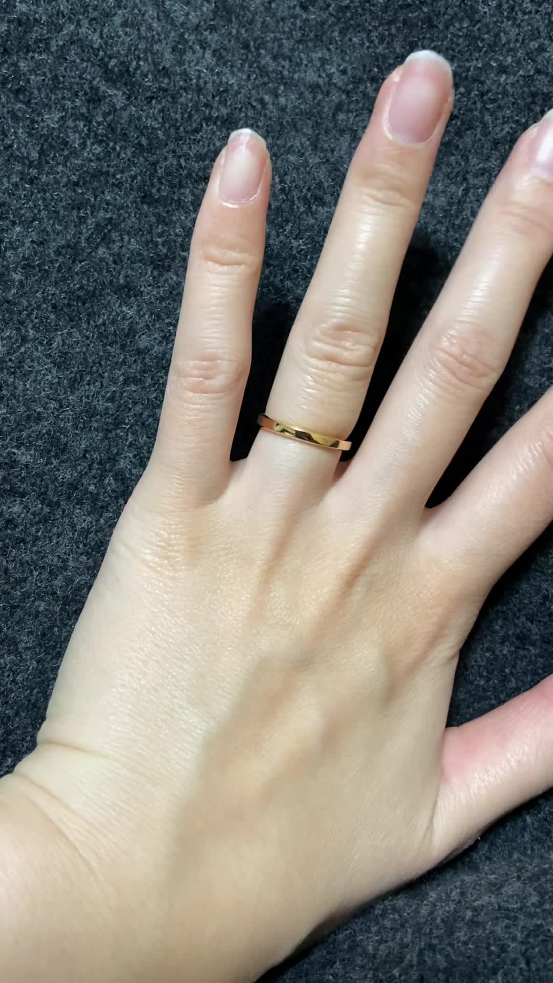 この動画ではゴールドに見えますが、ローズゴールドです！