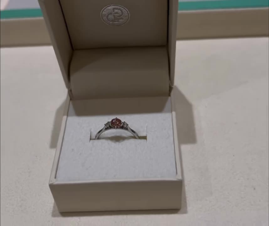 ピンクダイヤと純プラチナで仕立てた指輪です