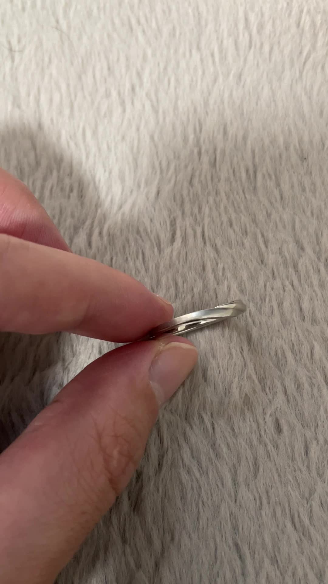 表面のデザインを見せる動画です