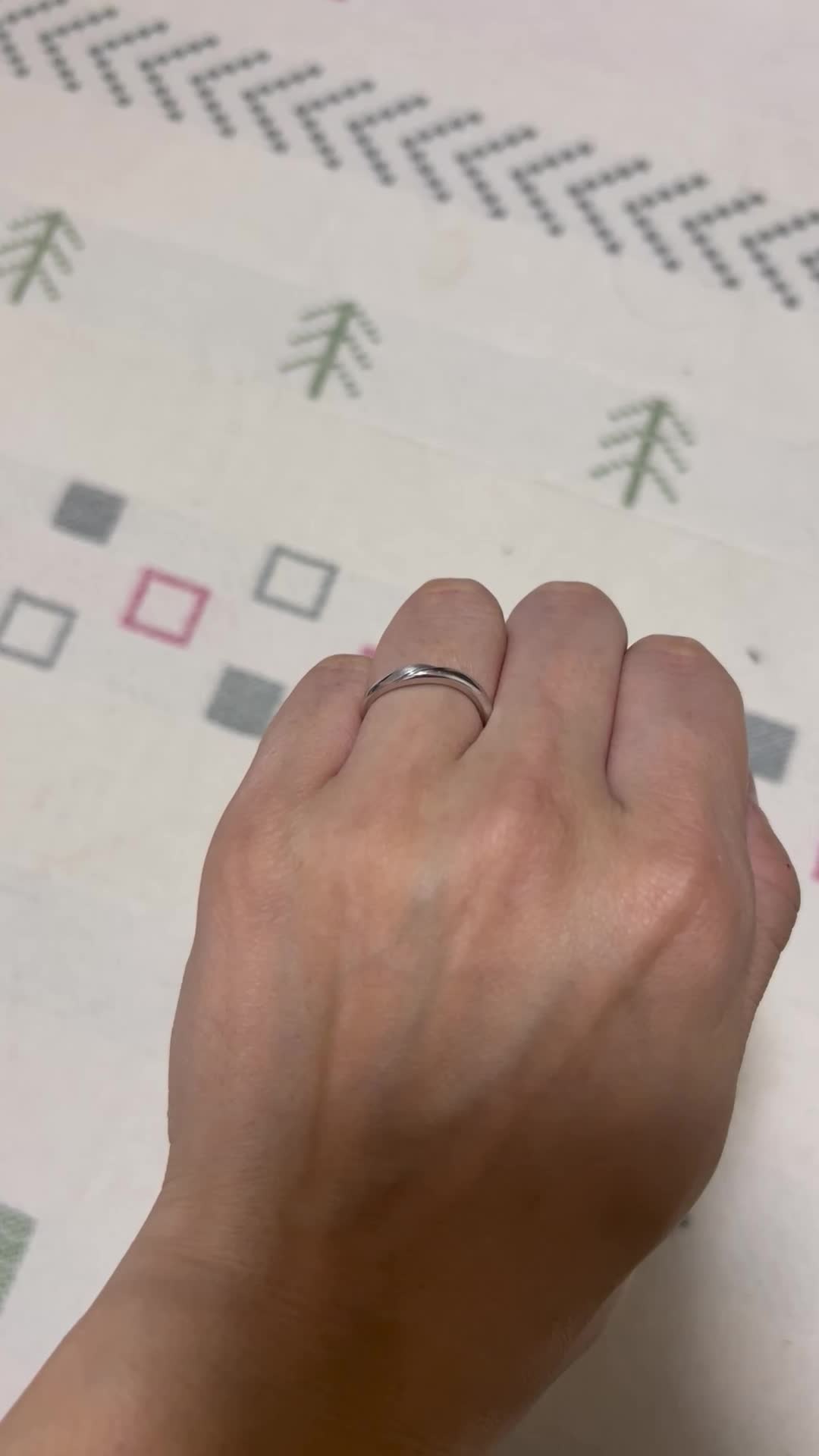 指輪の付けている動画