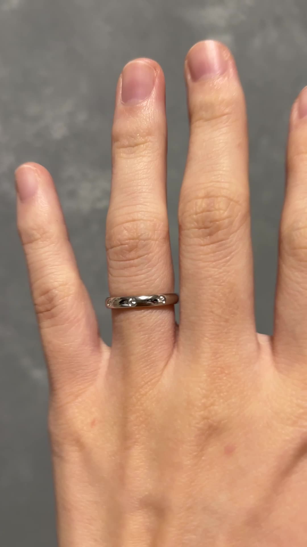 ダイヤがさりげなく光っています