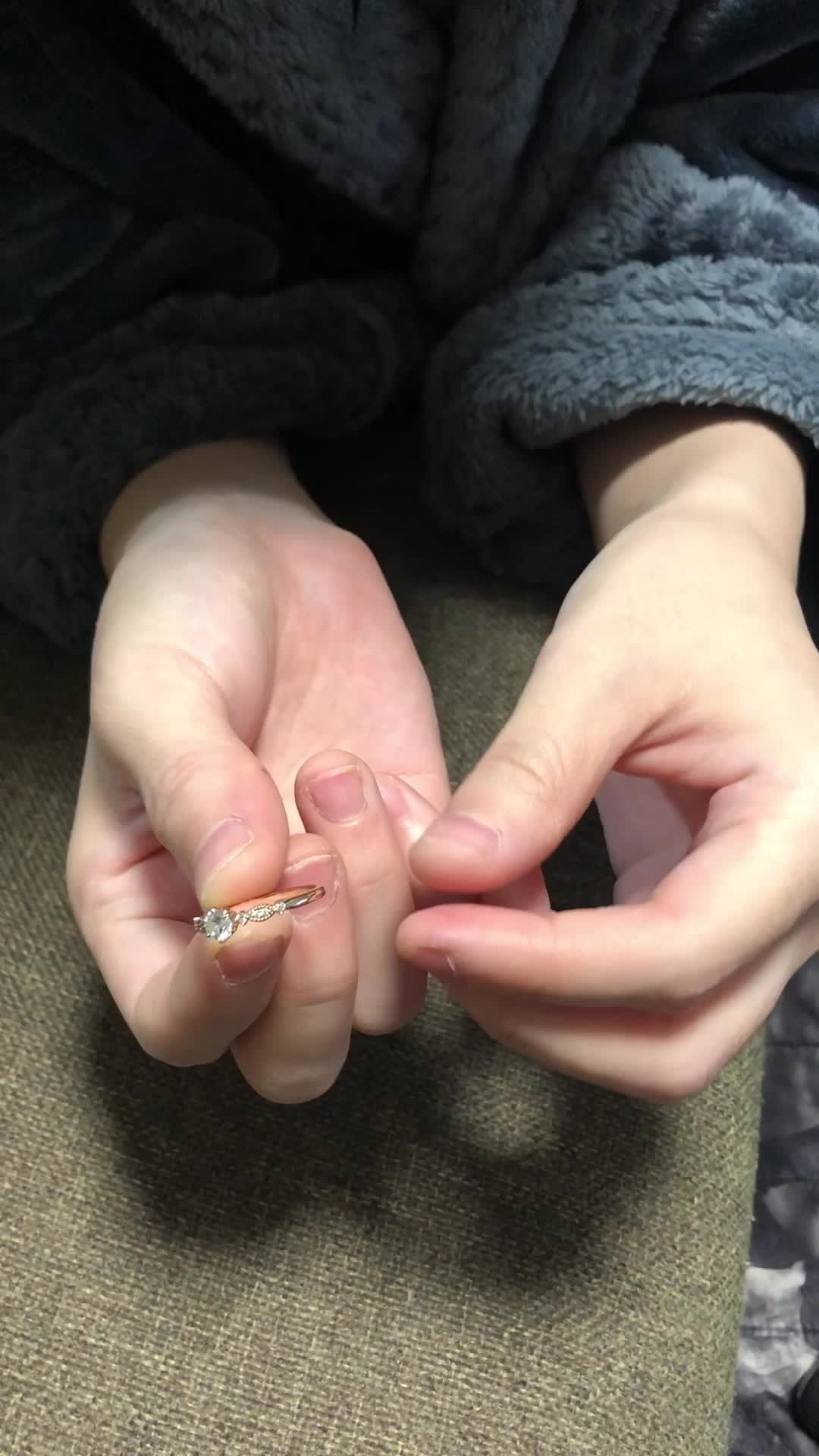 指輪を付けている様子の動画です。