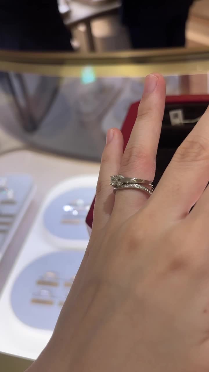 サイズがゆるいですが、キラキラしてかわいいです