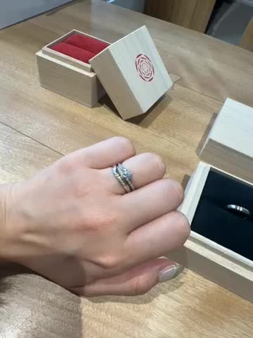 女性側のはジュエリーが入っており、よりゴージャスに見えます。