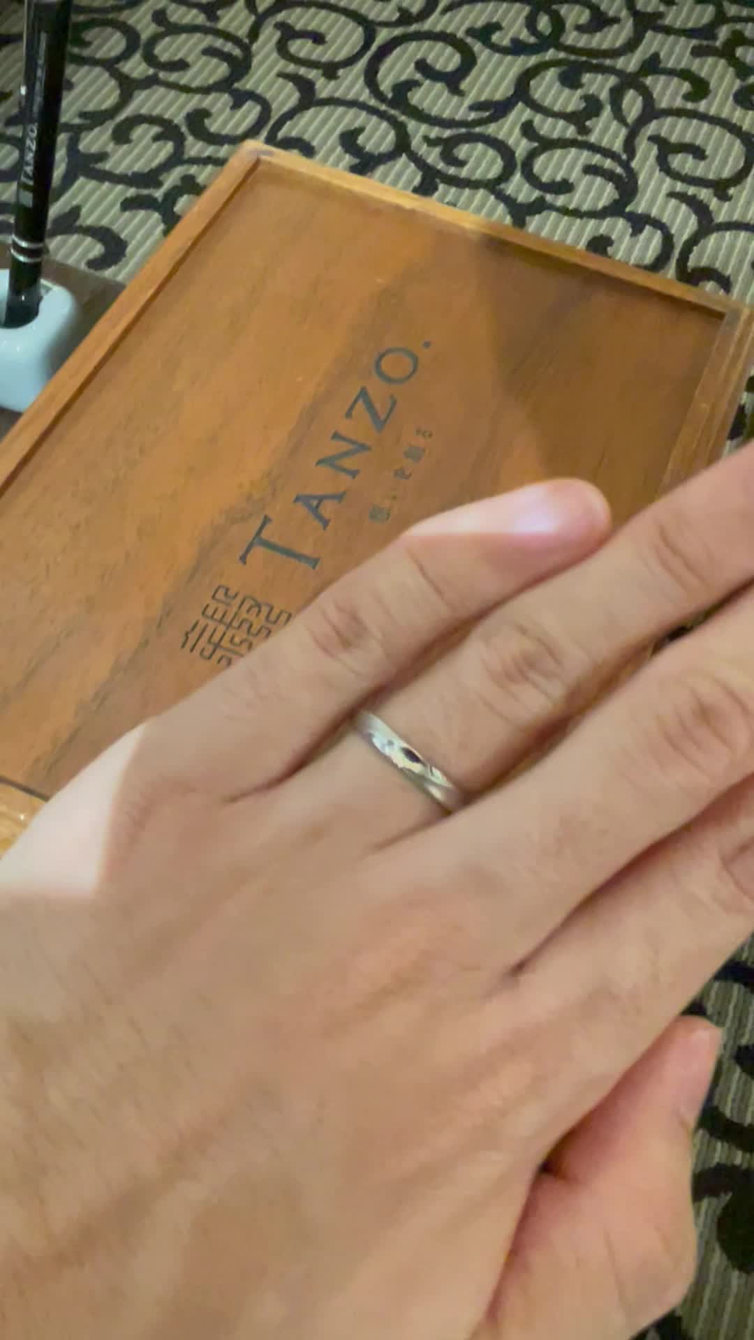 指輪納品後に着用し店舗にて撮影