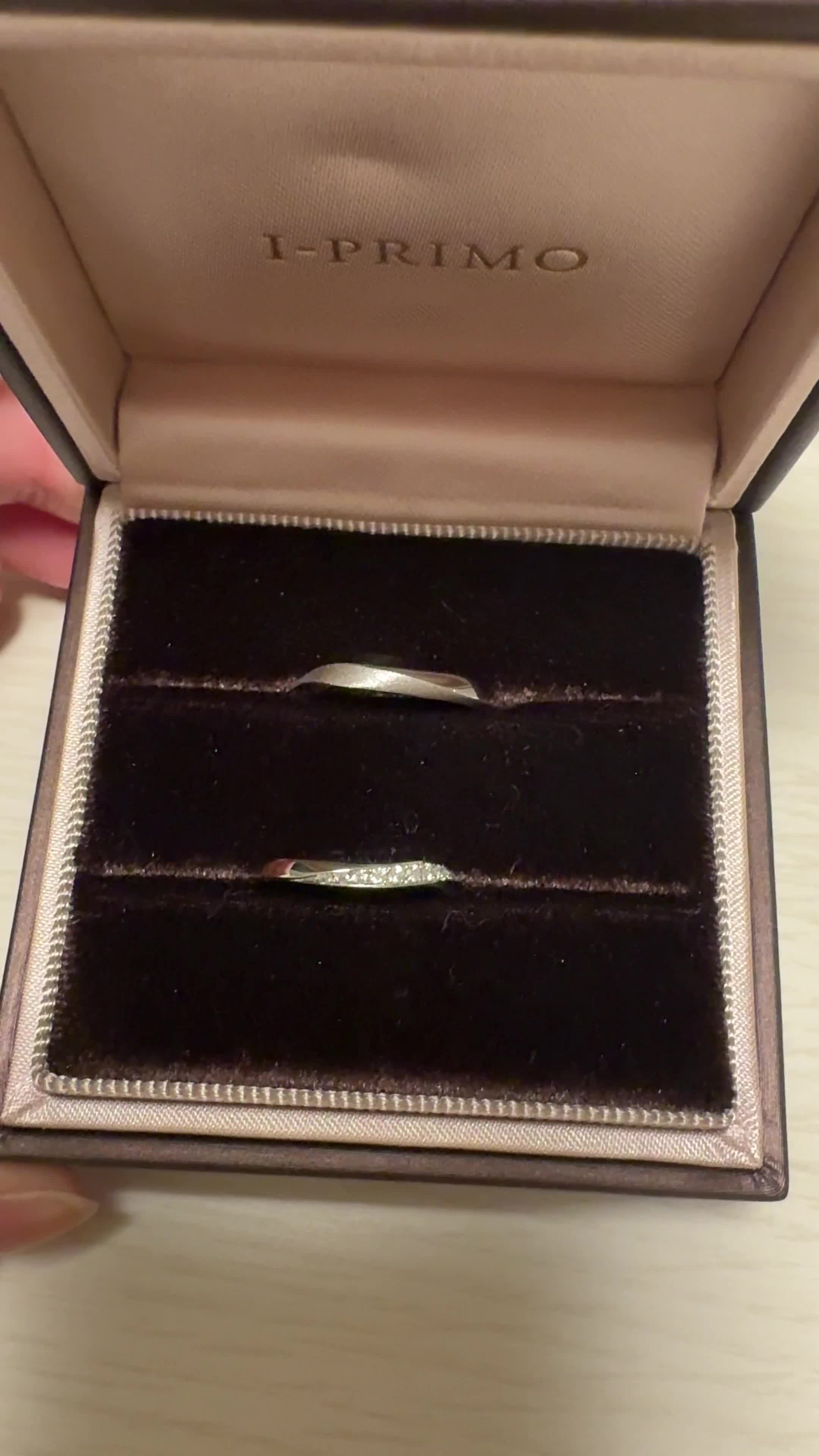 ダイヤが光に当たると反射してとても綺麗です。