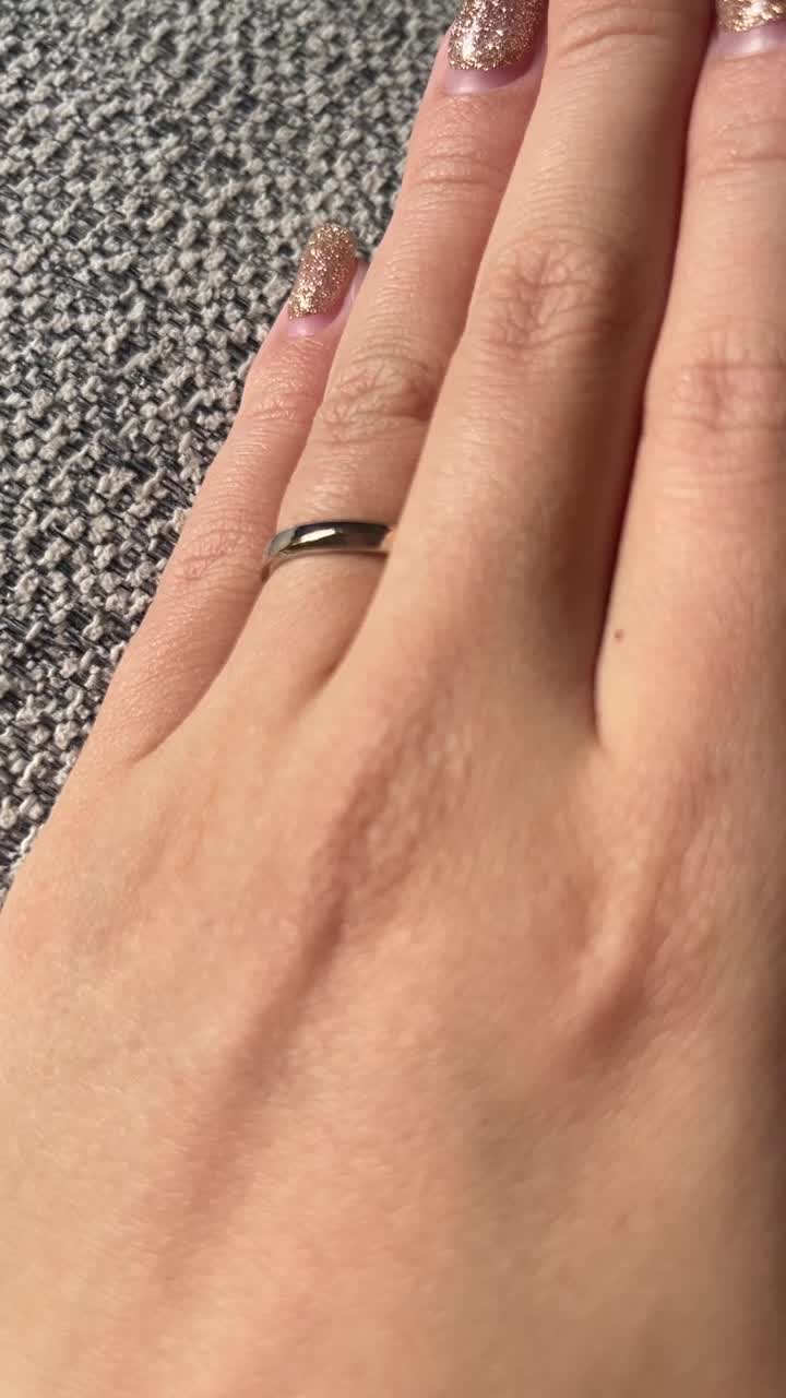 斜めに少し盛り上がっているデザインです。