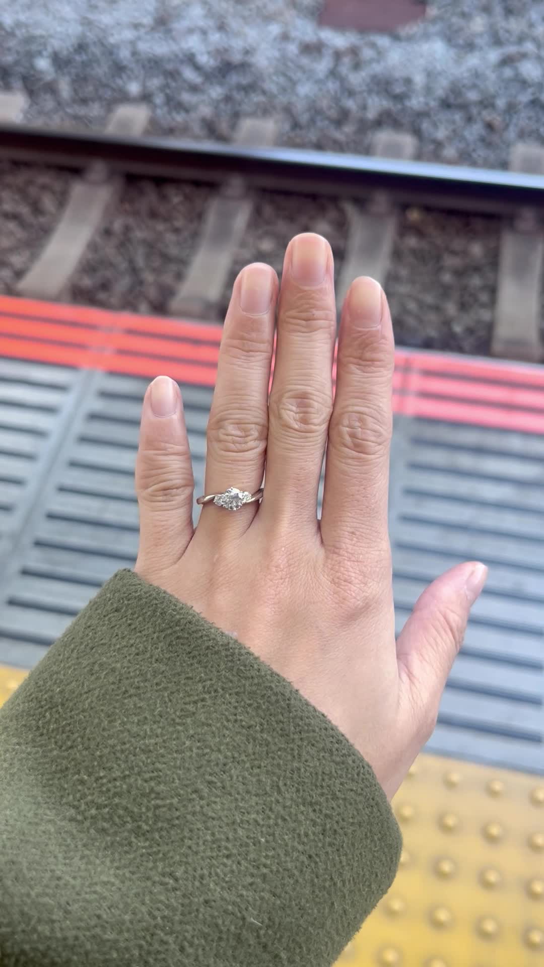 自然光です。手が乾燥カサカサでごめんなさい。