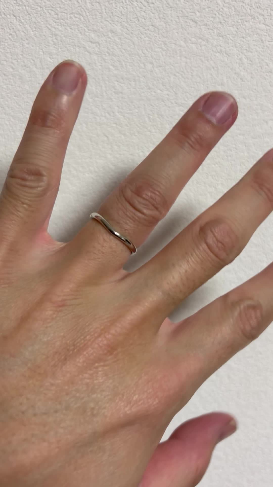 シンプルですが、少しウェーブが入ったデザインです。