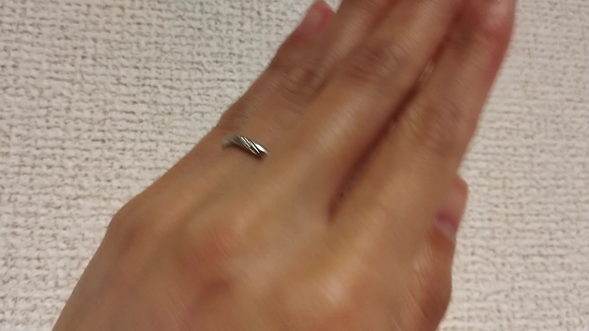 真ん中にピンクのダイヤモンドがあります。