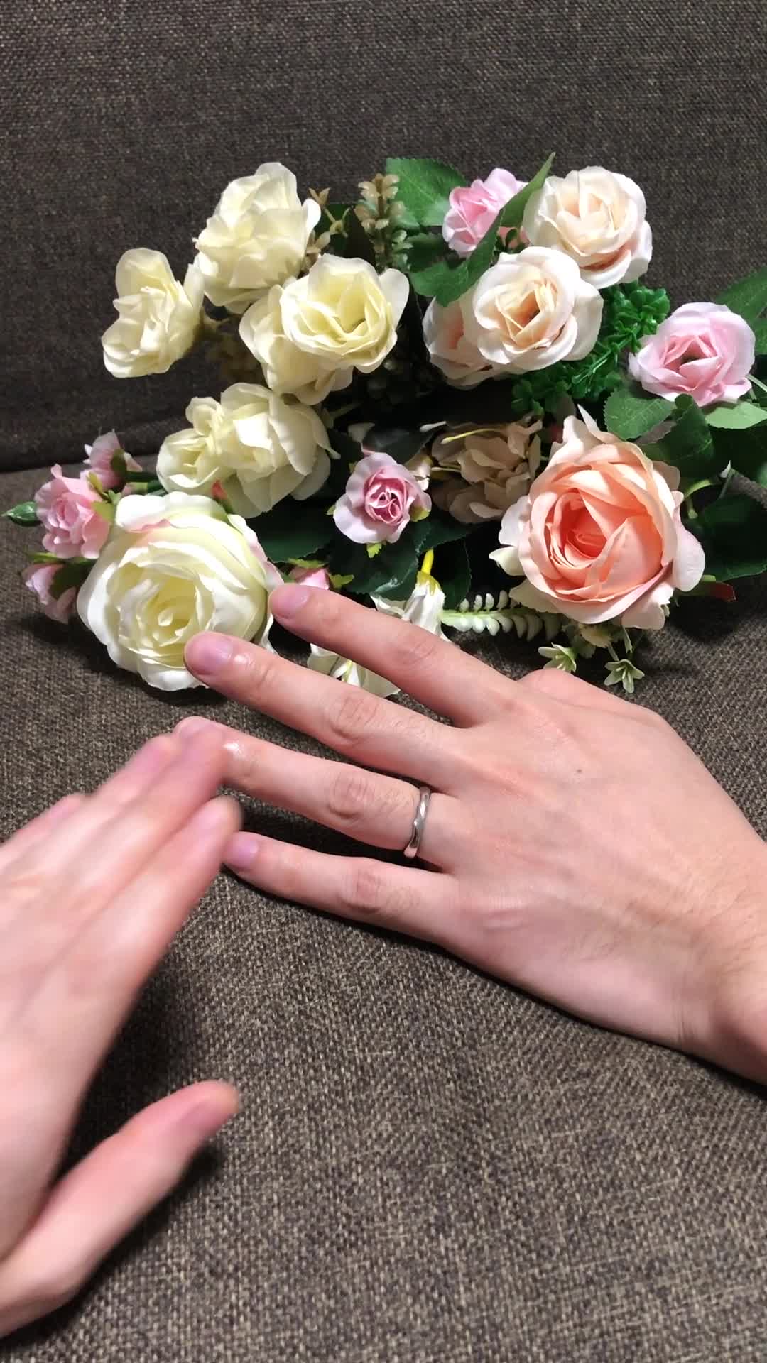 指輪を着用している様子の動画です。