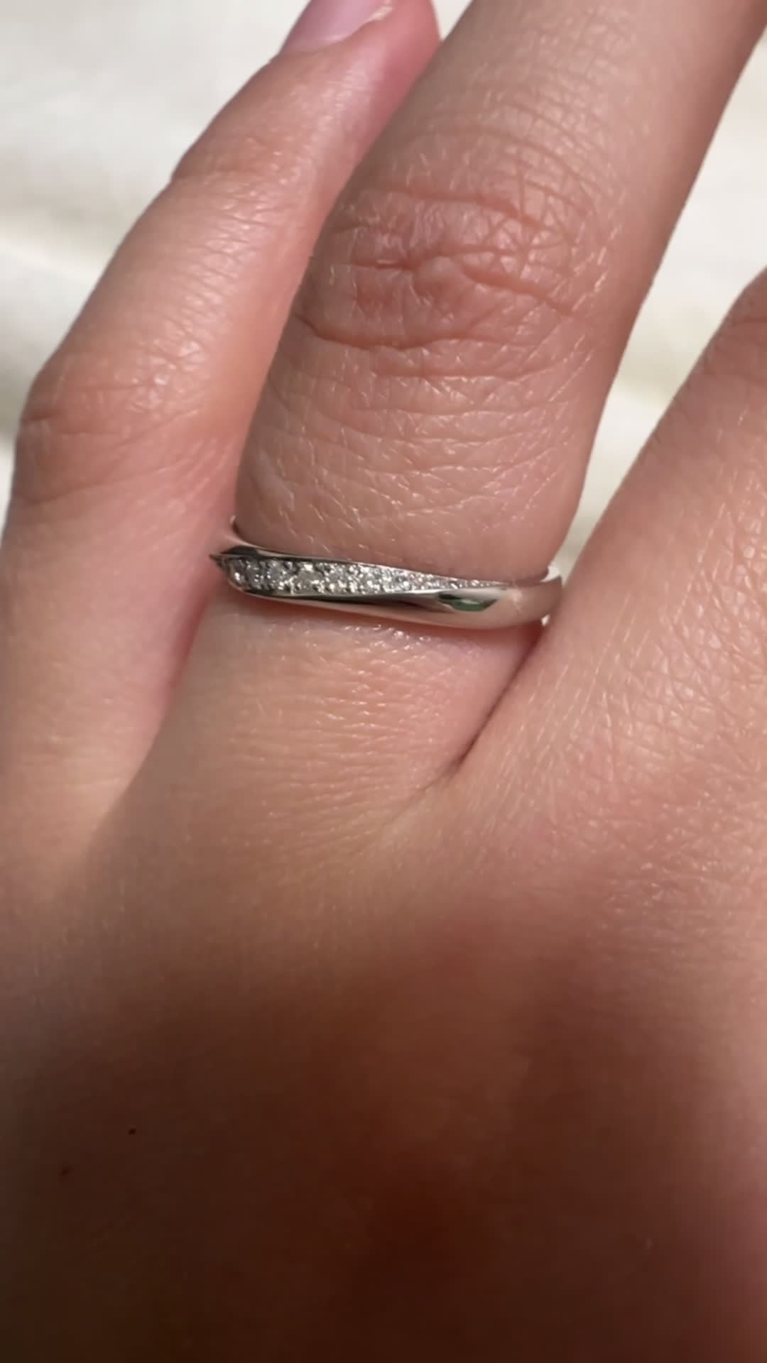 ダイヤが半周にわたって付いていて凄く輝いてます