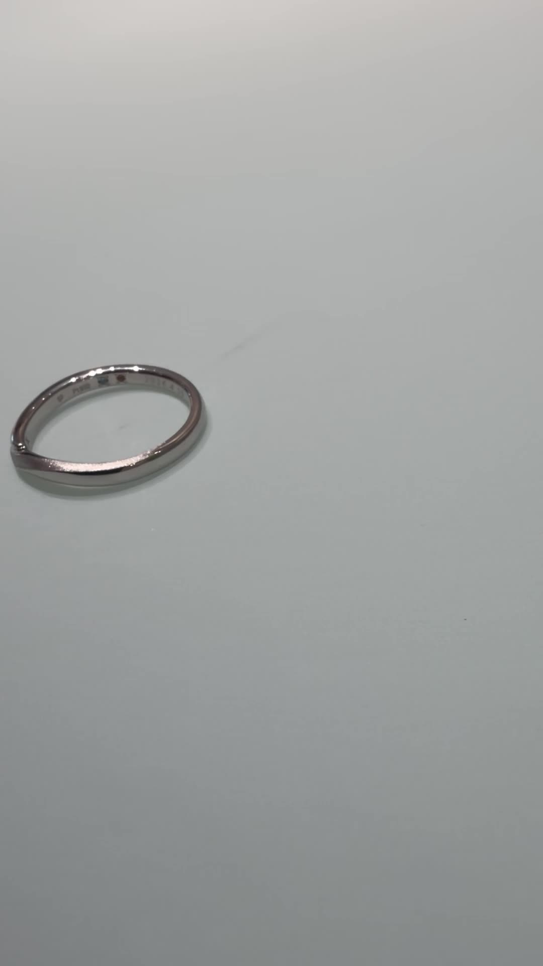 ウェーブ型のマット加工の指輪です