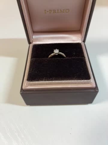 付属のボックスに指輪を入れた動画