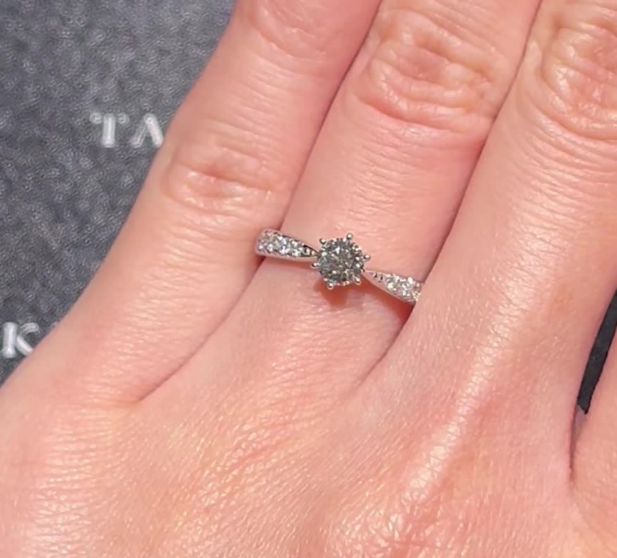 こちらも周りにメレダイヤがついています