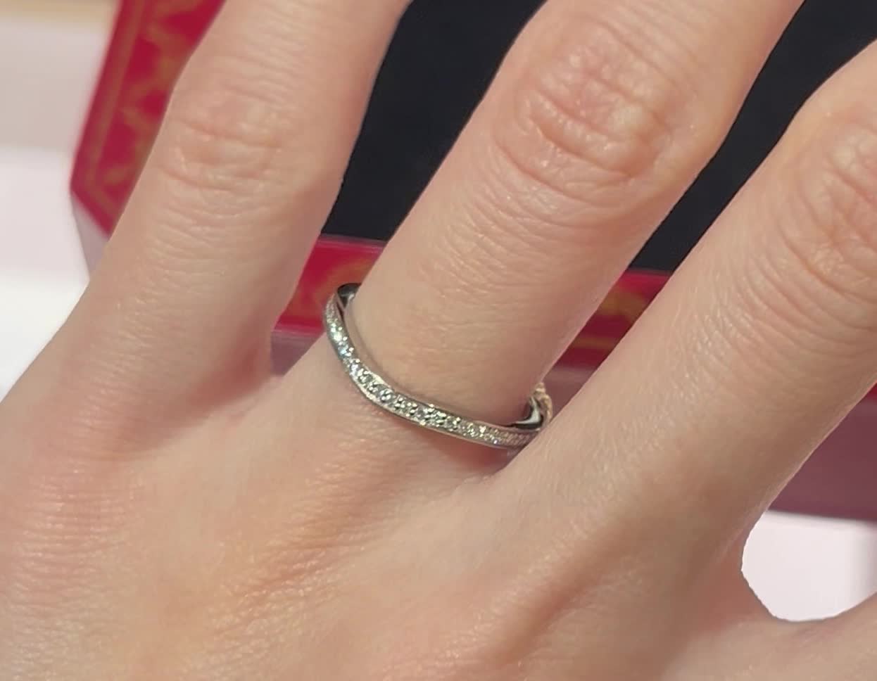 小さいダイヤが埋め込まれてます