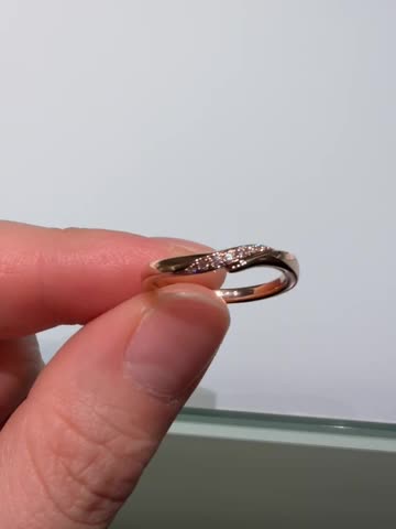 中央にダイヤが7つ入ってます。