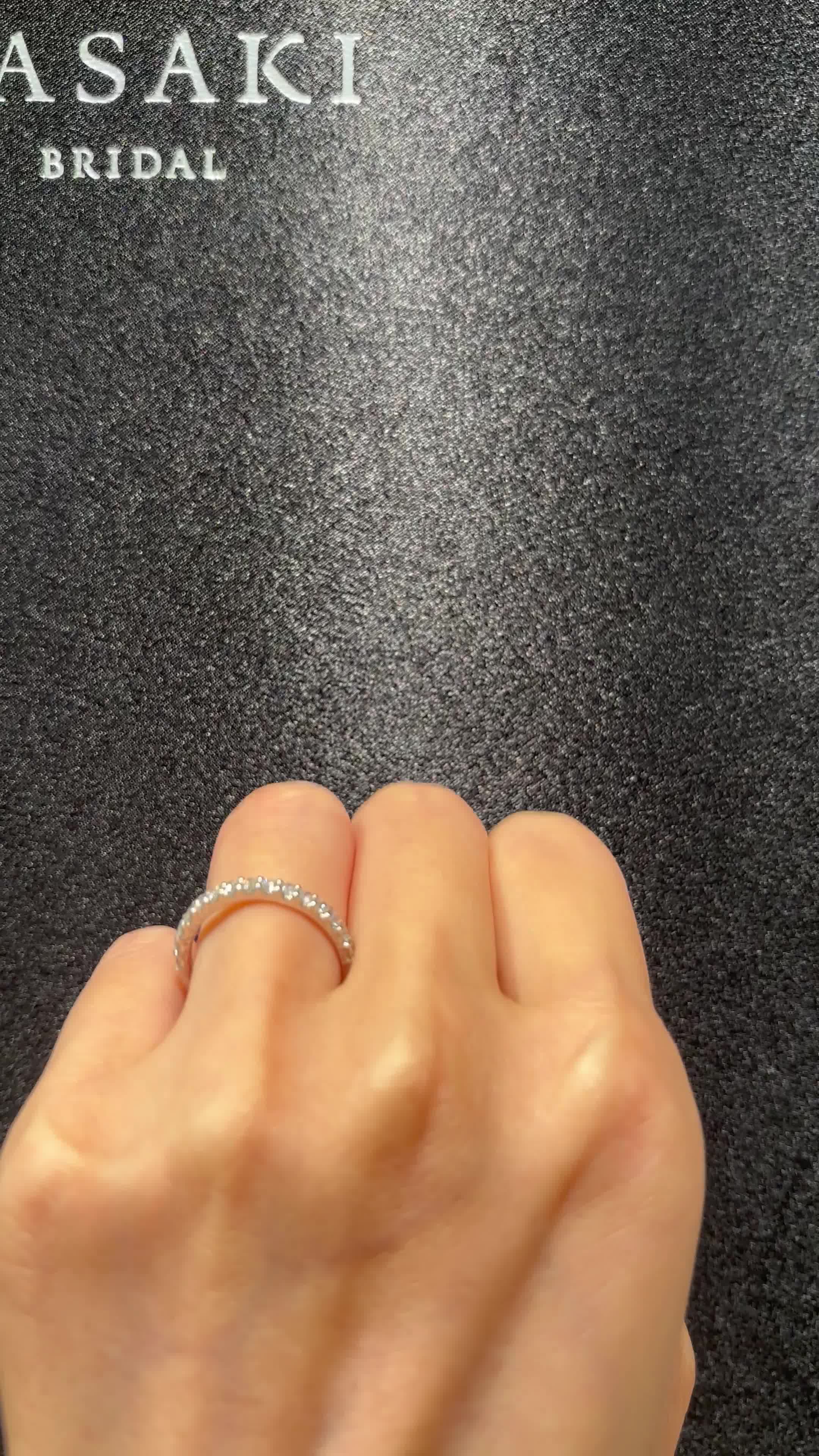 指を動かすたびにキラキラと輝いています。
