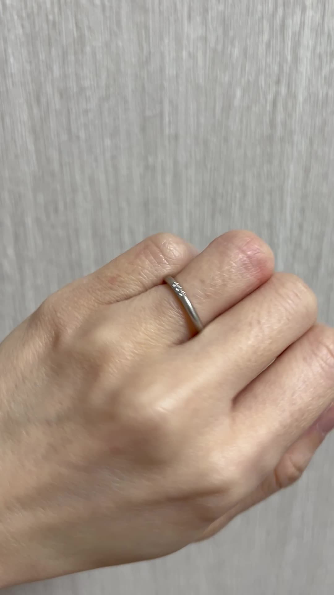 動くとよりダイヤに光があたり、輝いて綺麗です。