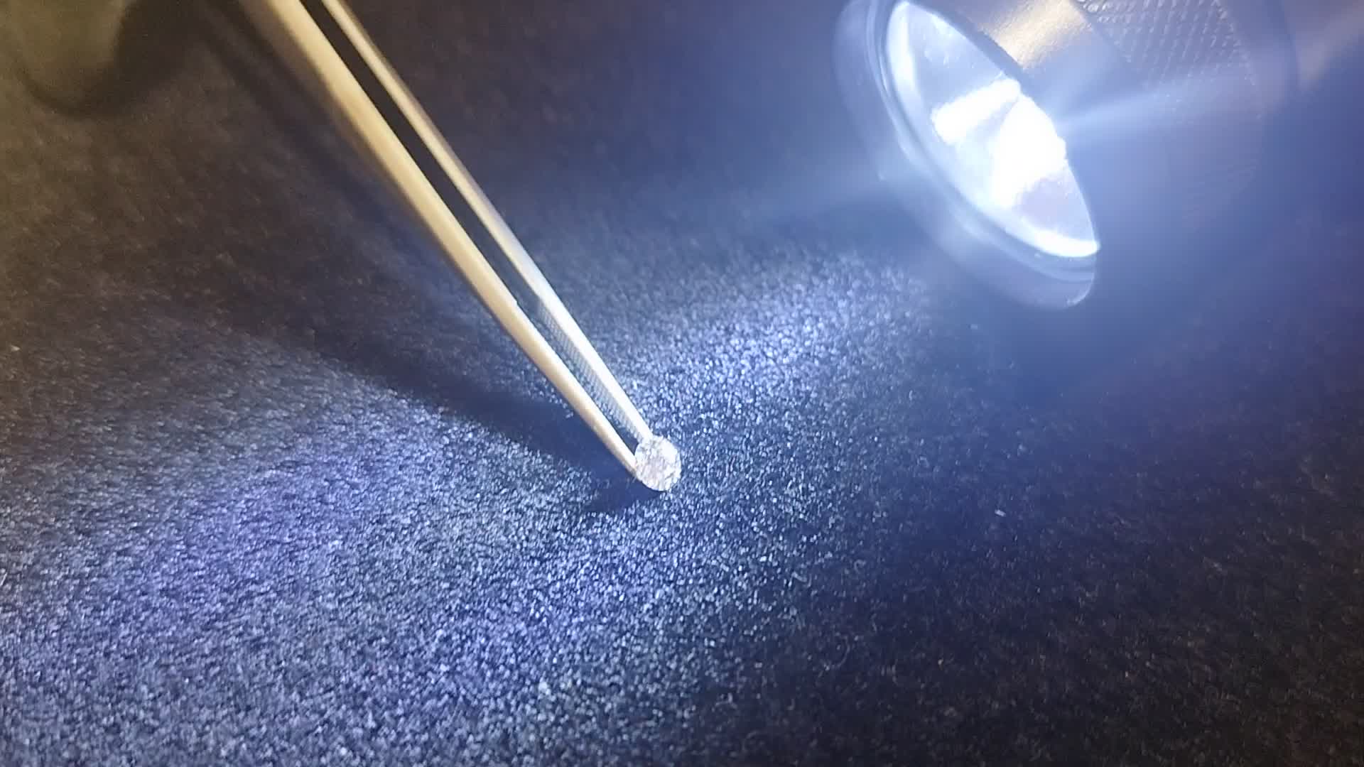 ルースダイヤの眩い輝きを体感しながら選べる