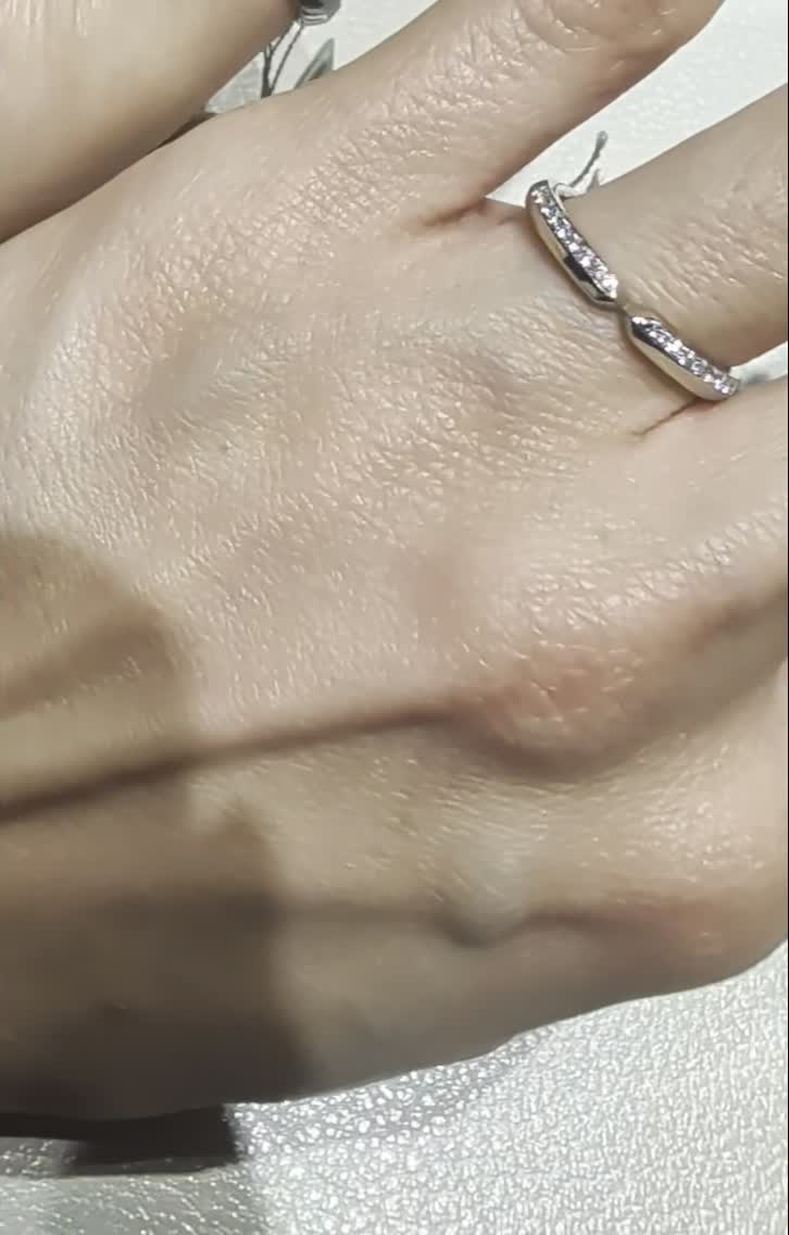 指輪アップにした動画です