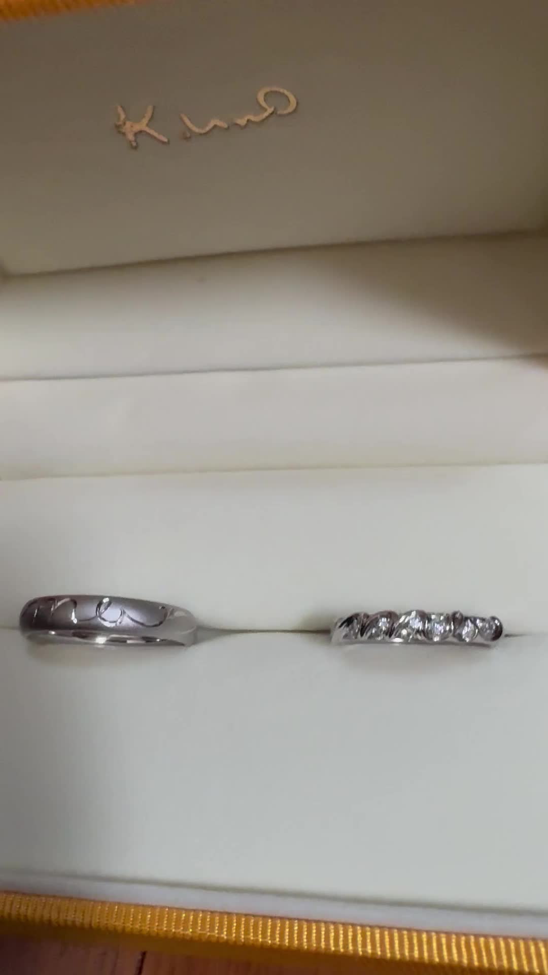 新婦用の指輪はダイヤの輝き重視で数を調整してもらいました