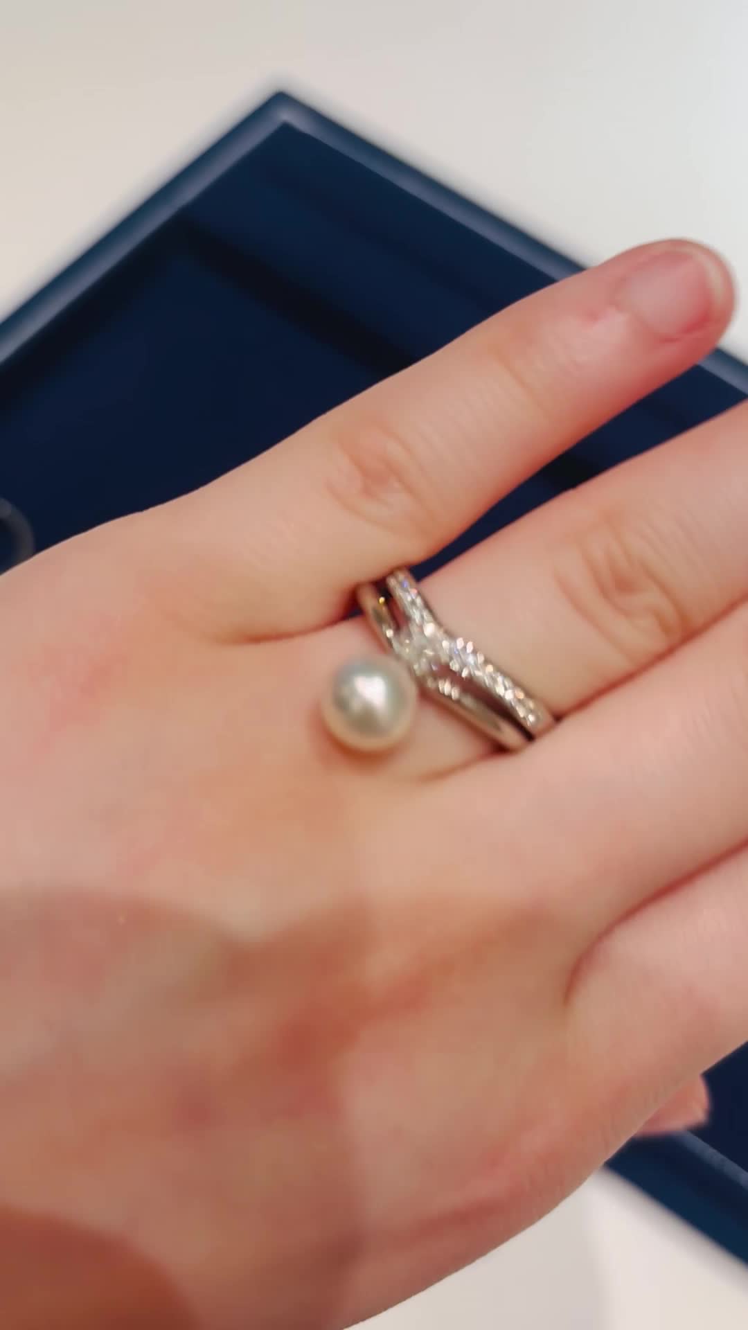 婚約指輪との重ね付けをした時の写真です