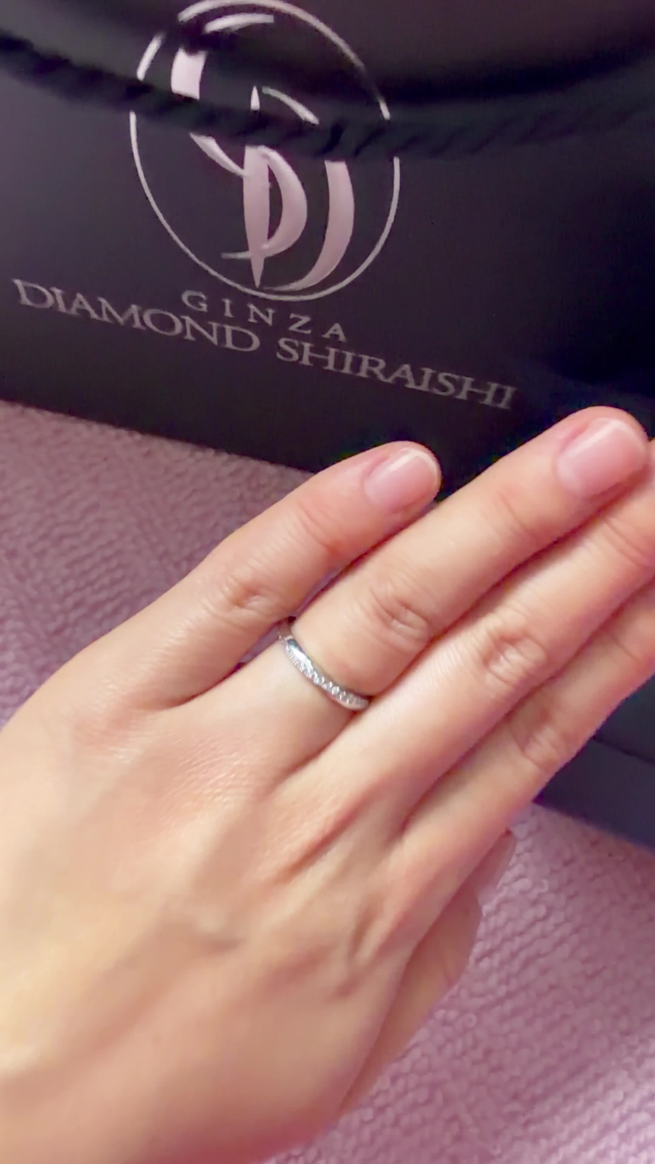 結婚指輪を室内で撮影した動画にな（ます。