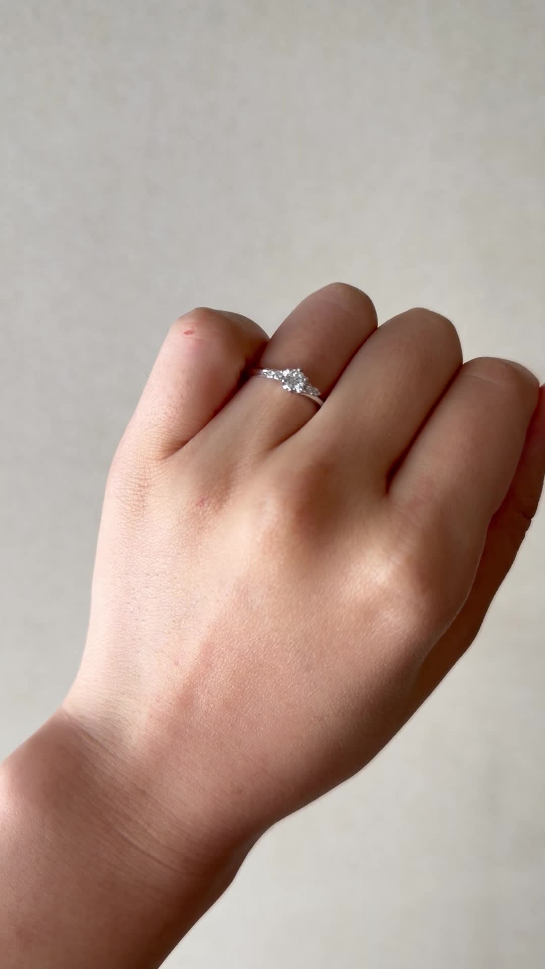 RosettEの婚約指輪を装着したものです。