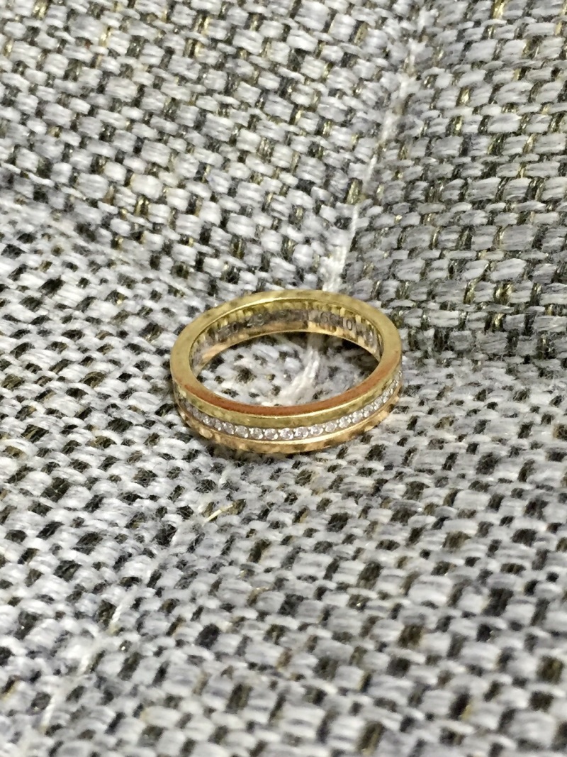 主人が色黒でゴールドが似合うため「ゴールドが入ったデザイン」という