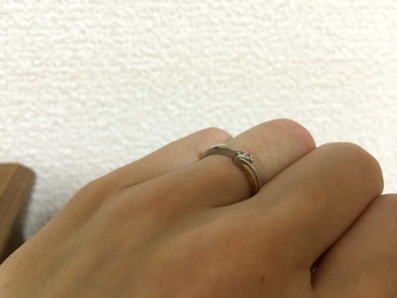 シンプルすぎるデザインだと同じような指輪をしている人が