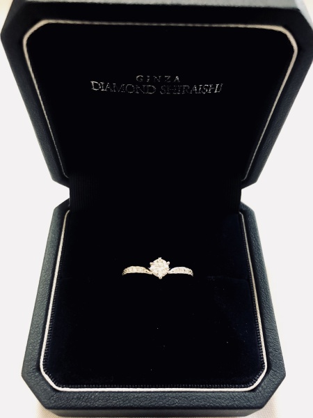 好みのデザインであったことと、こちらの婚約指輪とセットリング