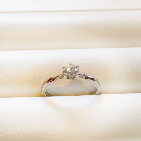 シンプルな指輪を探していたので お店の人に相談していくつかデザインを フォーエバーマーク Forevermark の婚約指輪の口コミ 評判 Ringraph リングラフ
