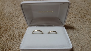 【mina.jewelry(ミナジュエリー)の口コミ】 少し落ち着いたマットな雰囲気の指輪にしたいと思っており、イエローゴー…