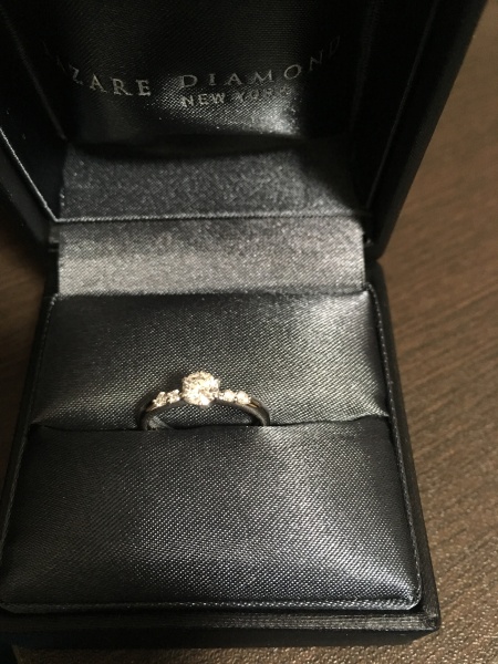 ストレートで、サイドに石が付いているものを探していました