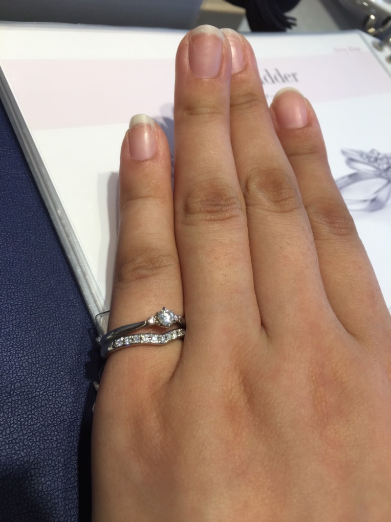 ダイヤモンドがたくさん入ったデザインで、婚約指輪と合うものを