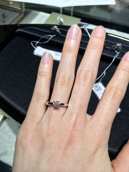 Tiffany & Co. ダイヤモンドリング　婚約指輪 ダイヤモンドのセットの高さがひかえめで、着用時に引っかかり