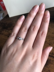 【AbHeri(アベリ)の口コミ】 彼女が他の指輪を差し置いてこれしか見てなかったので、即決しました。
光…