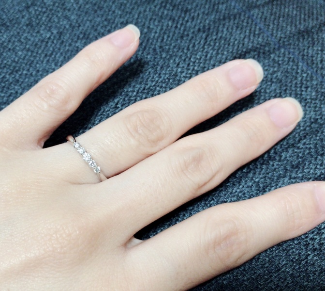 とにかく「可愛い」です。最初はもっとダイヤが小さくシンプルな